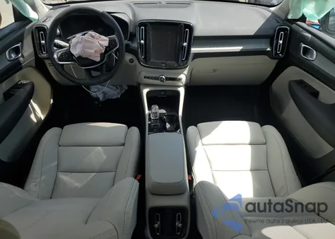 2025 Volvo Xc40 Plus z USA, uszkodzony, nr VIN YV4L12UCXS2606193